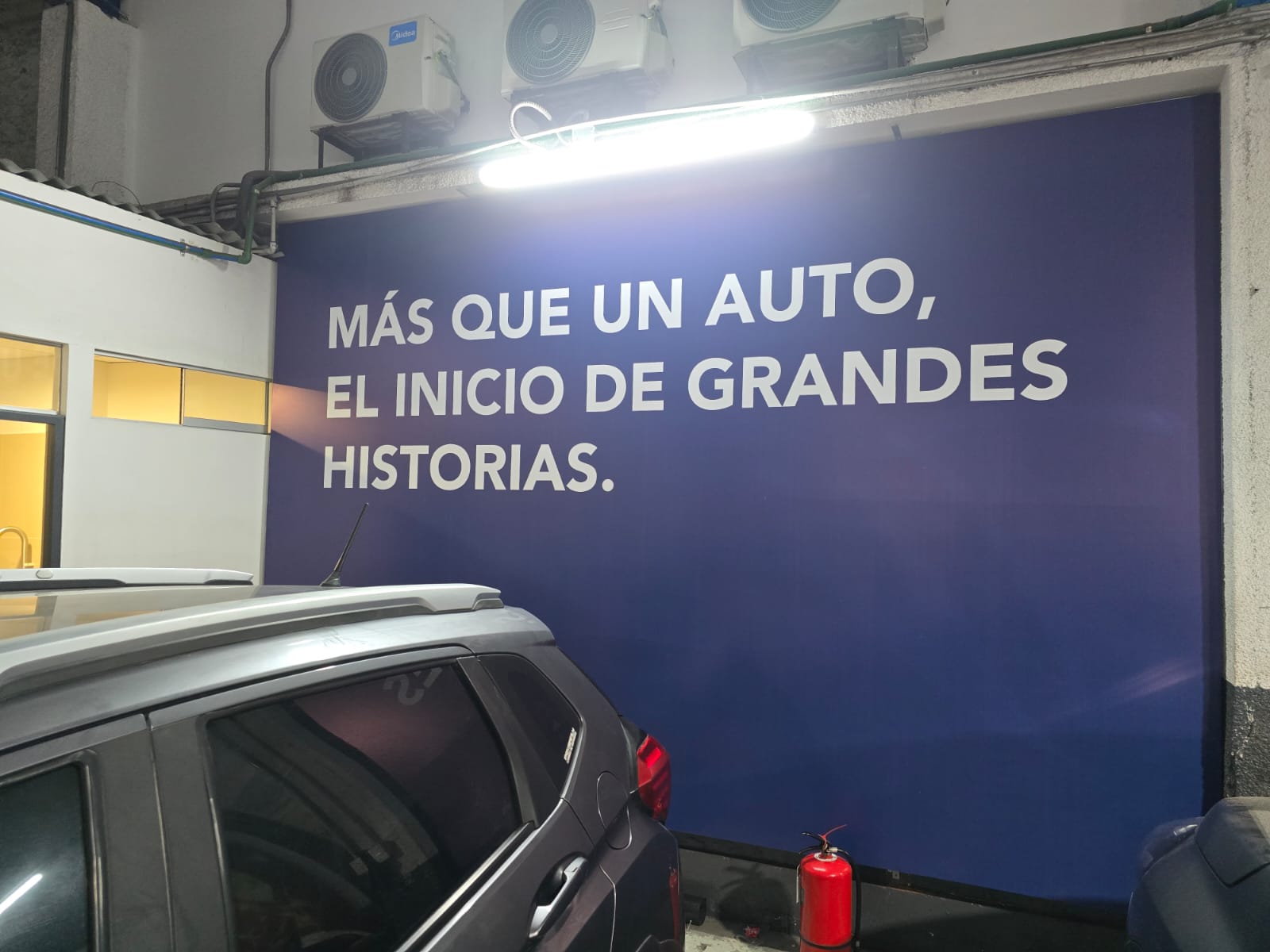 Banner mural de gran formato instalado en el área vehicular