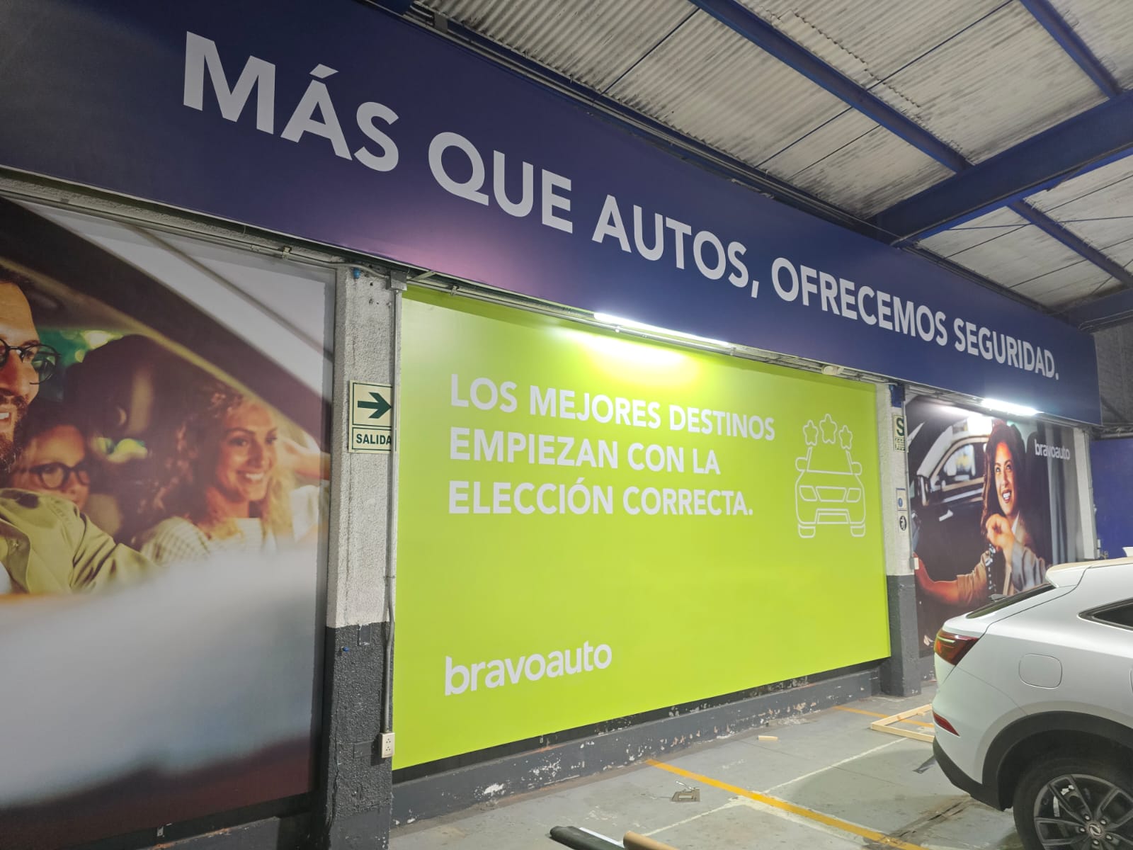 Conjunto de banners y gráficas en instalaciones automotrices