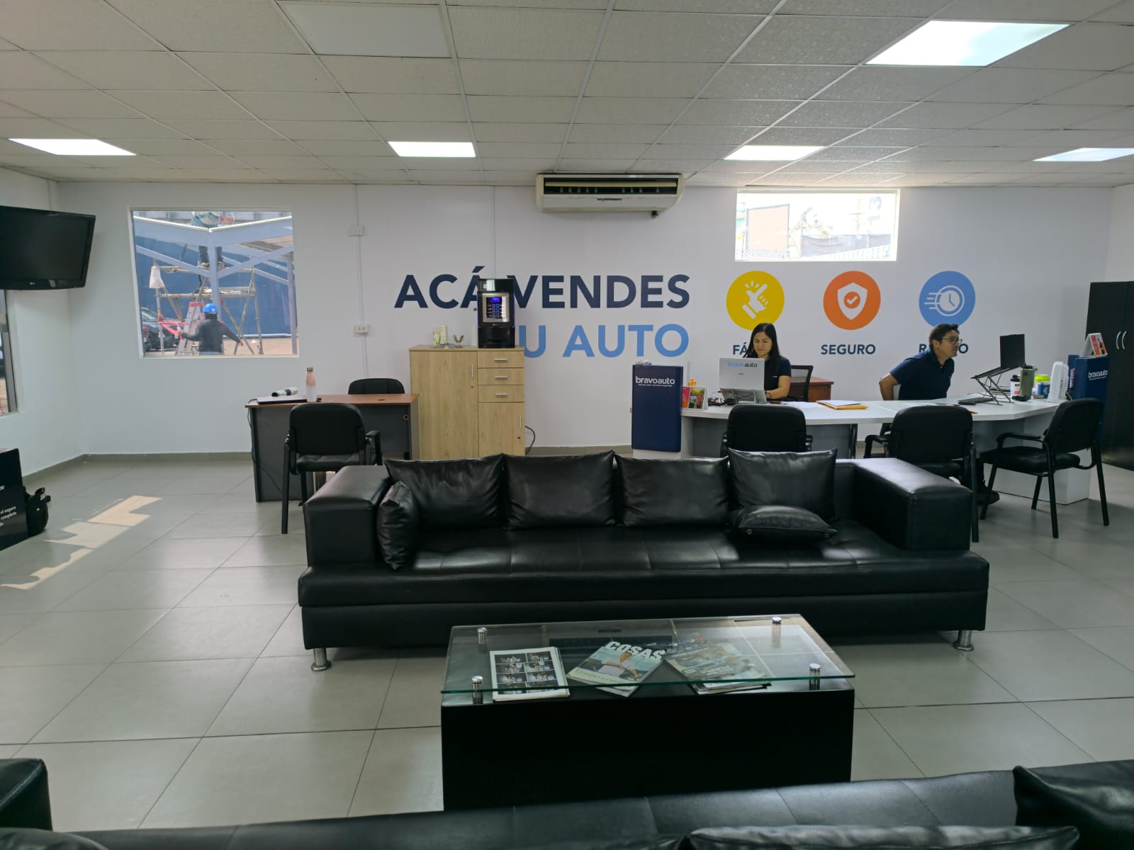 Gráficas y viniles instalados en un ambiente corporativo
