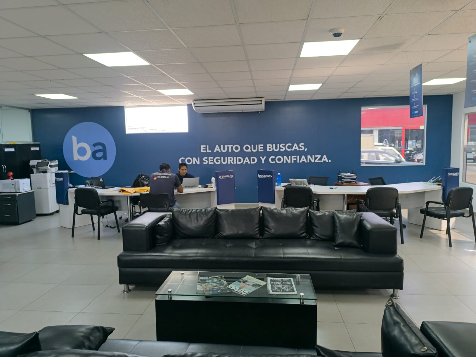 Vinil corporativo instalado en el área de recepción