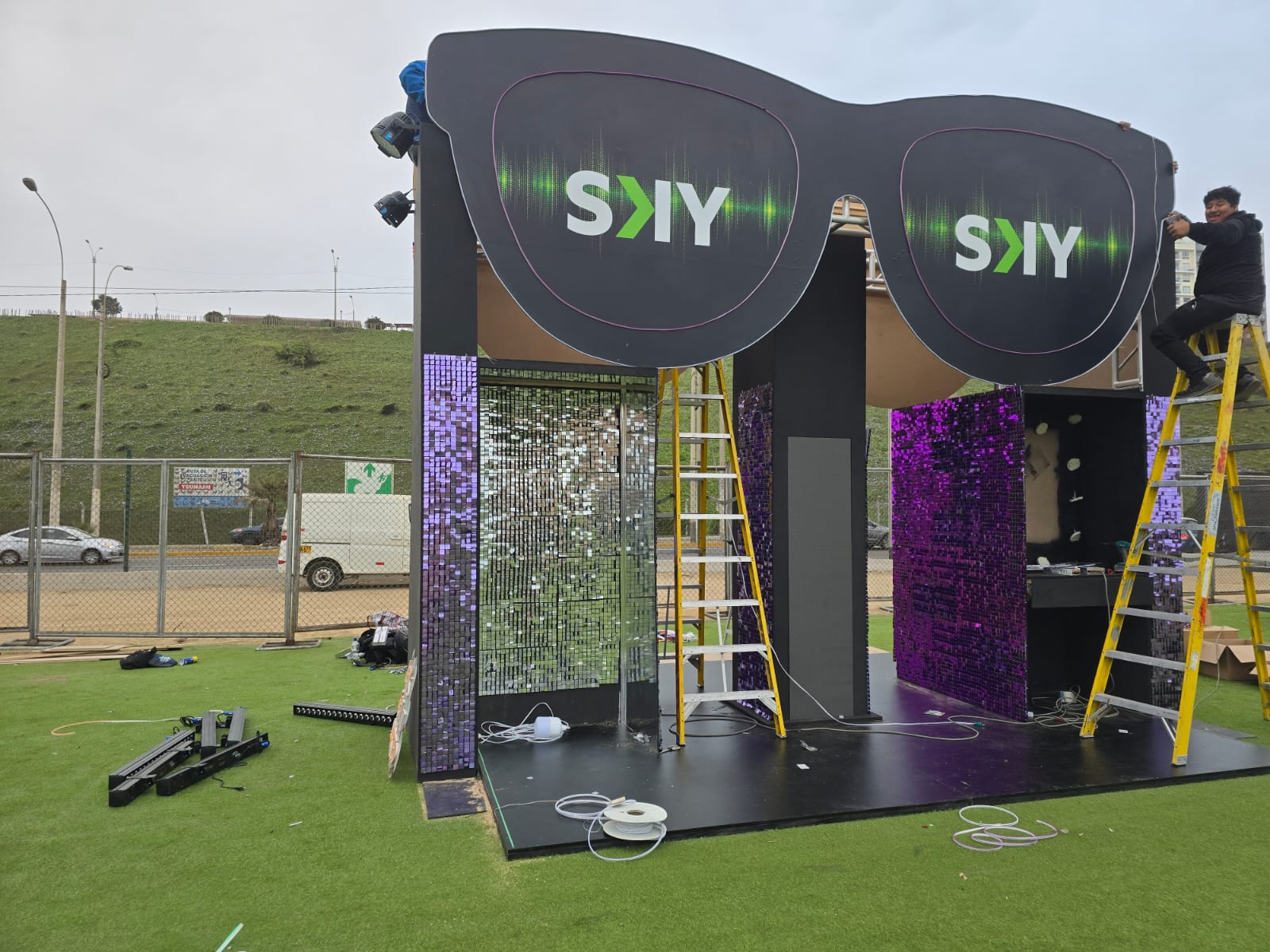 Equipo instalando la estructura de SKY Plus