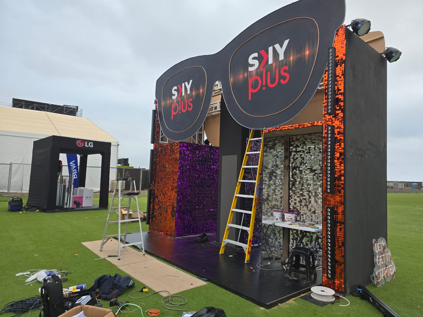 Montaje frontal del stand SKY Plus