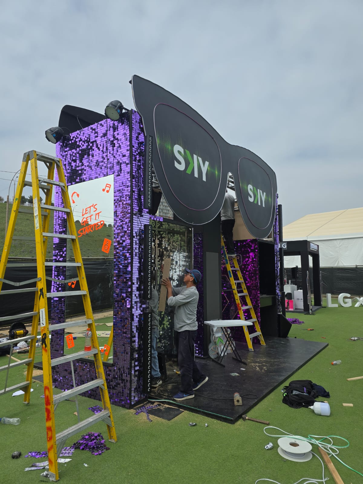 Proceso de acabados laterales del stand